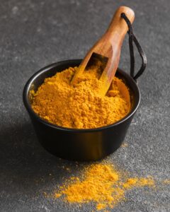 زردچوبه تفت‌داده‌شده ارگانیک در ظرف ادویه‌پاش سه‌حالته برند درخشنده
